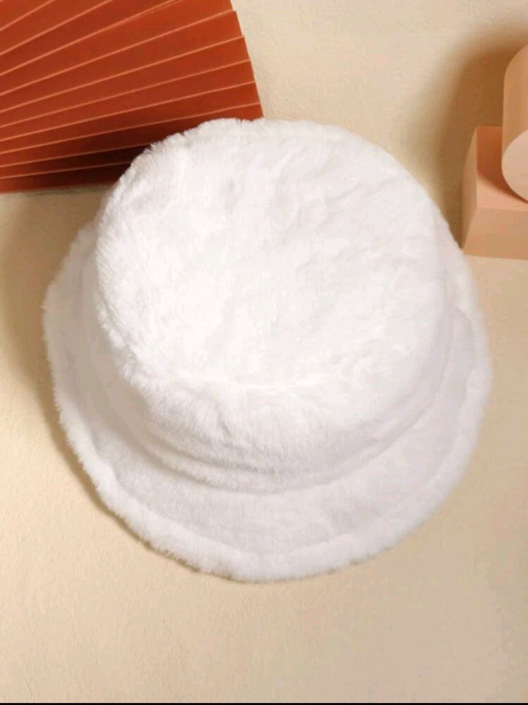 Puszysty biały kapelusz