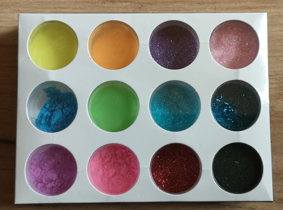 Zestaw pyłków i brokatów