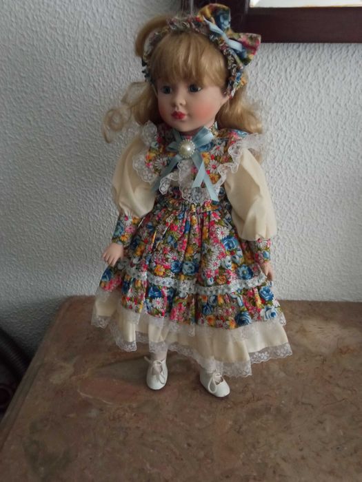 Linda boneca de porcelana