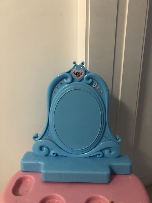 Penteadeira de criança em bom estado.