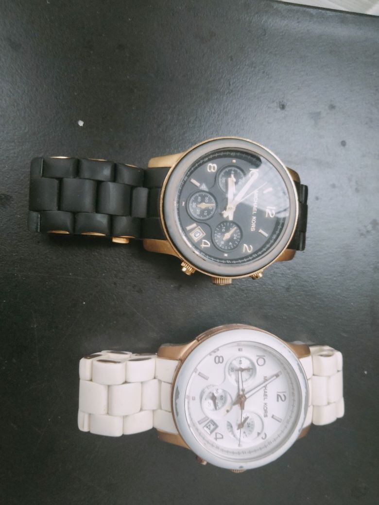 Zegarki biały i czarny