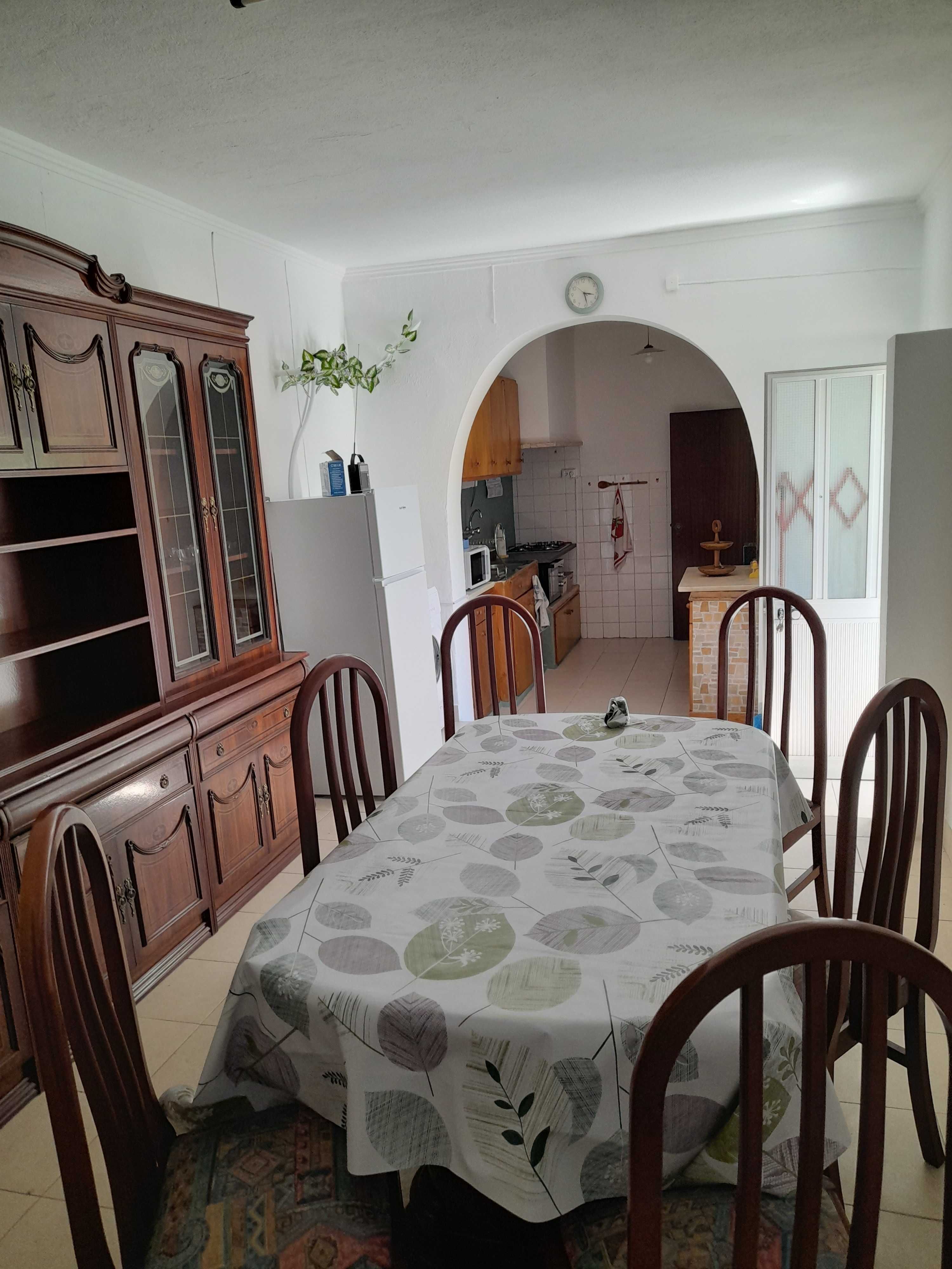 Quartos em vivenda renovada. Só raparigas estudantes e professoras.