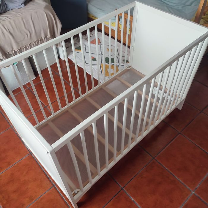 Berço branco IKEA com duas posições do estrado evolutivo, medidas 120x