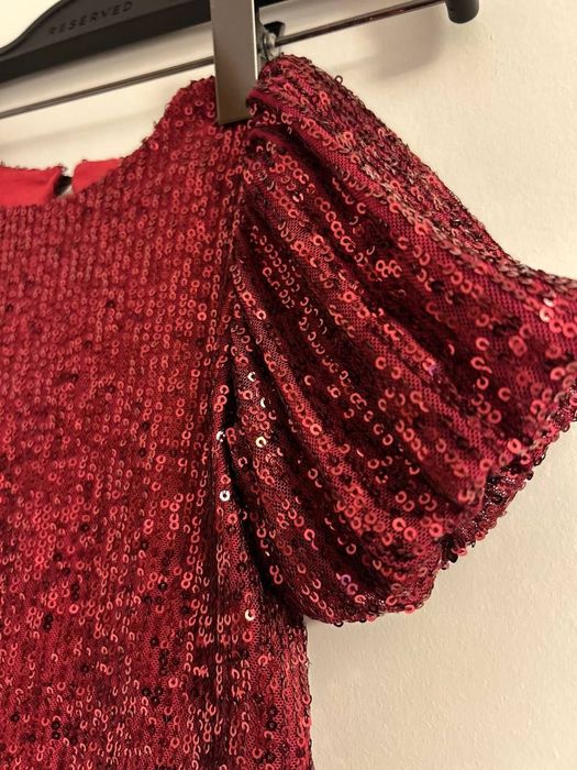 Святкова сукня для дівчинки 1 рочок 
В паєтки (є підкладка, тож не має