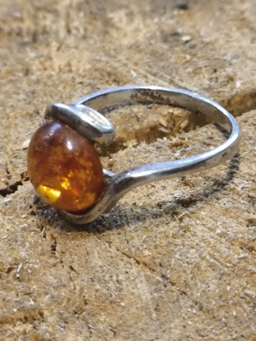 Srebrny pierscionek z bursztynem ,G5