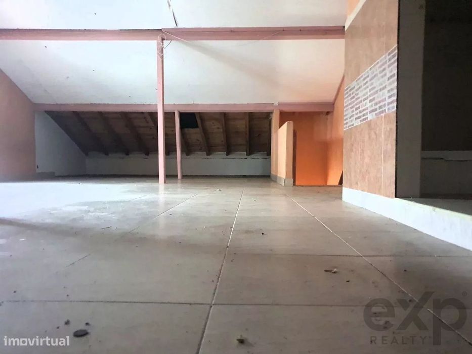 Sotão amplo com entrada independente