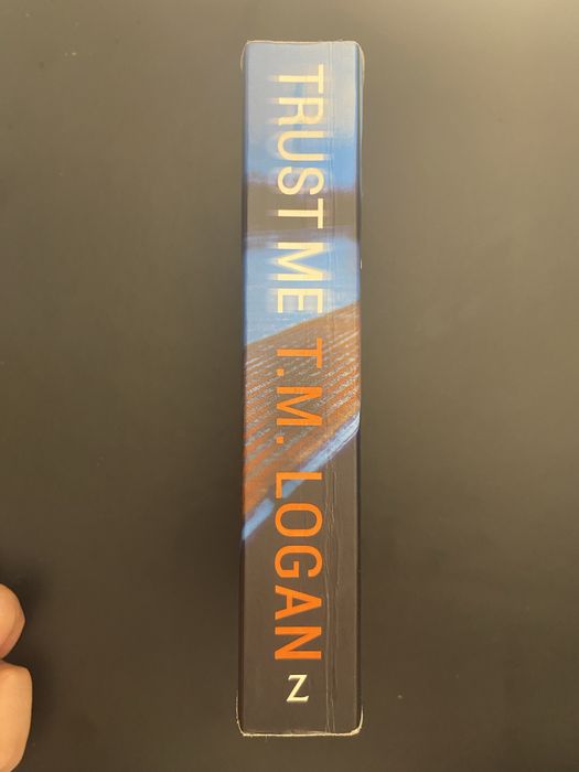 Livro “Trust Me” de T.M Logan