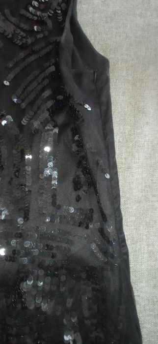 Vestido versátil preto com lantejoulas