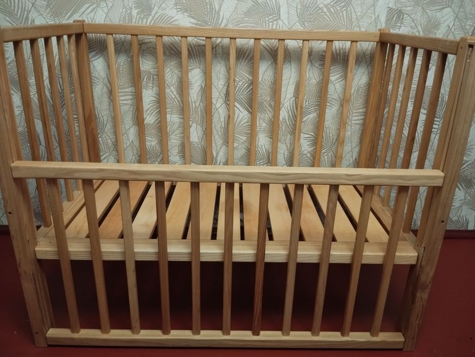 Дитяче ліжечко з натурального дерева