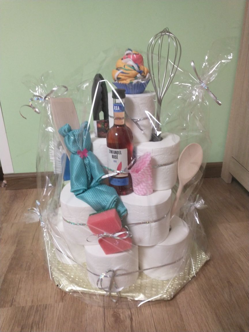 Tort z papieru i przyborów kuchennych prezent na parapetówkę