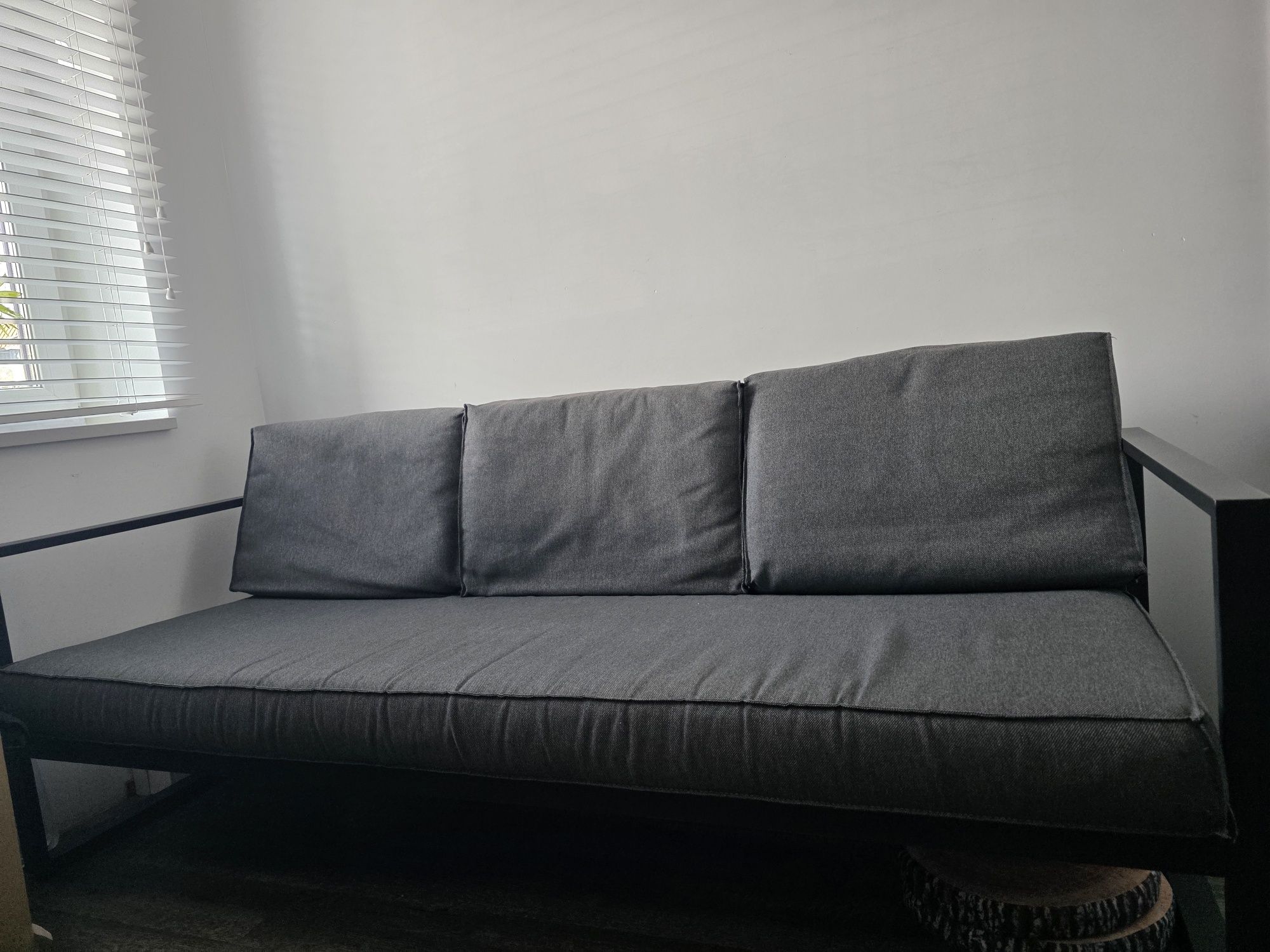 Sofa wypoczynkowy oraz stolik Vonge Jysk