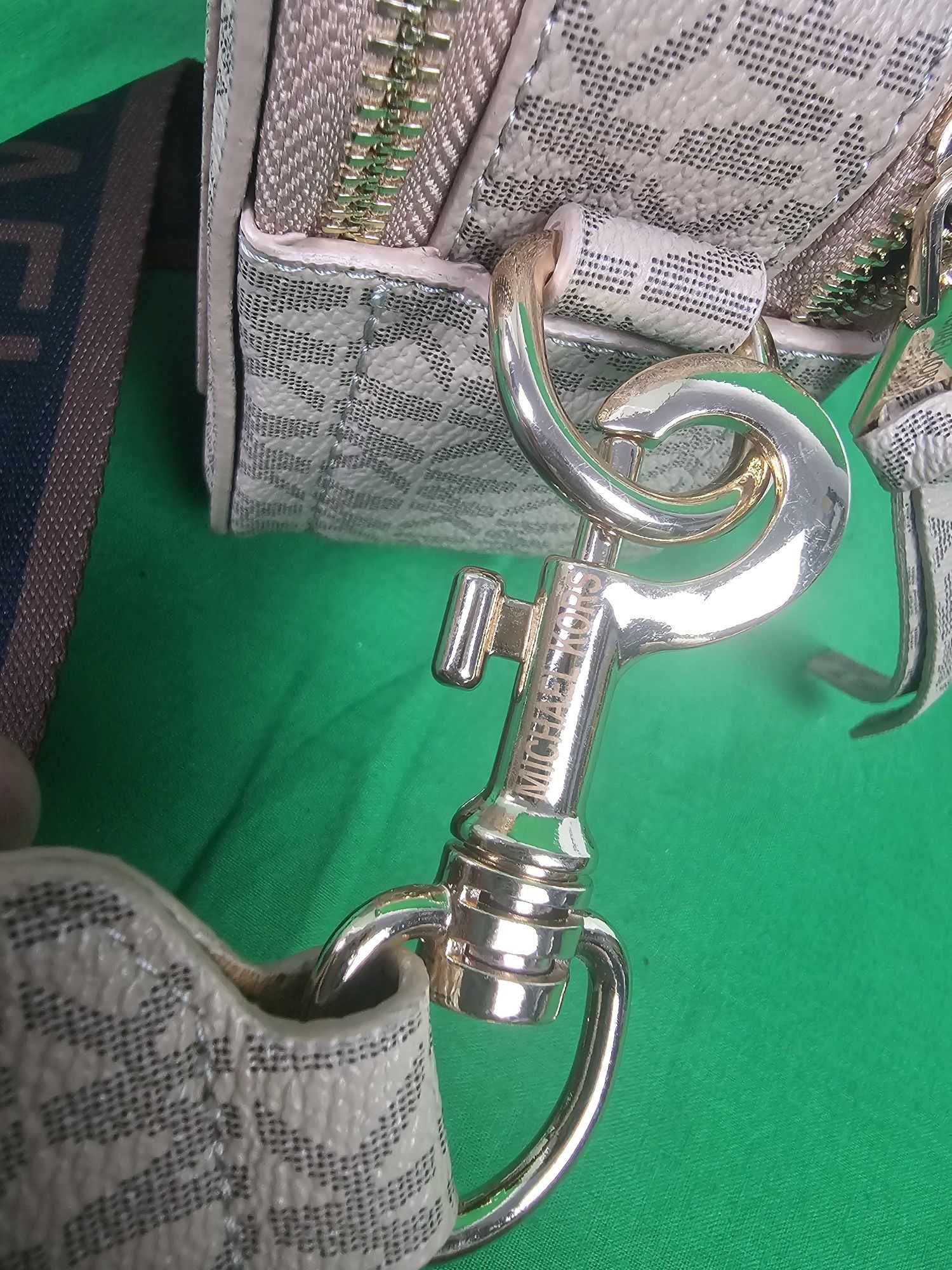 torebka kuferek monogram Michael Kors Torba Hit pudrowy Premium