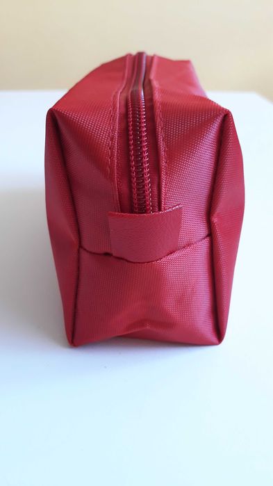 Czerwona kosmetyczka podróżna