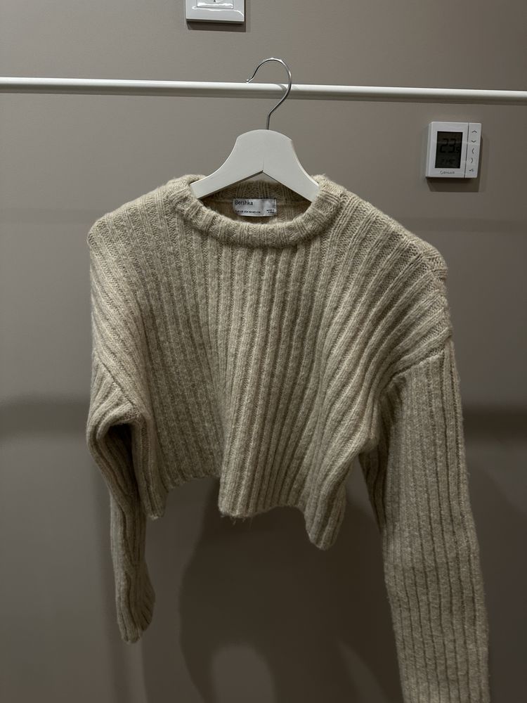 Вʼязаний короткий светр жіночий bershka