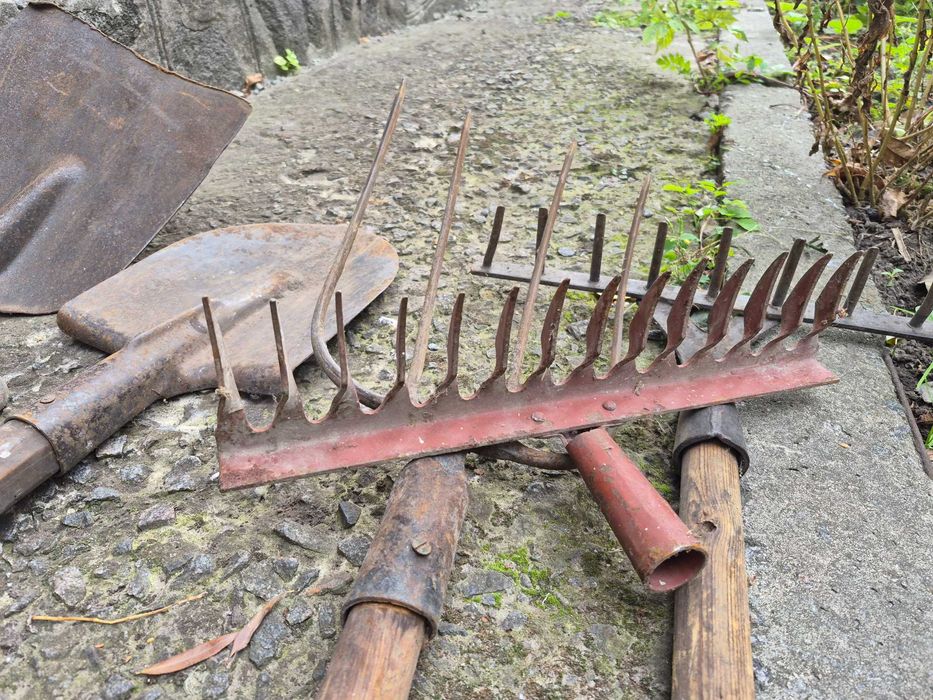 Граблі, вила, лопати совкові та снігові