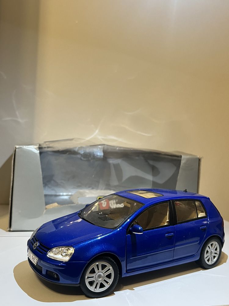 1:18 Volkswagen Golf V / Bburago niebieski.