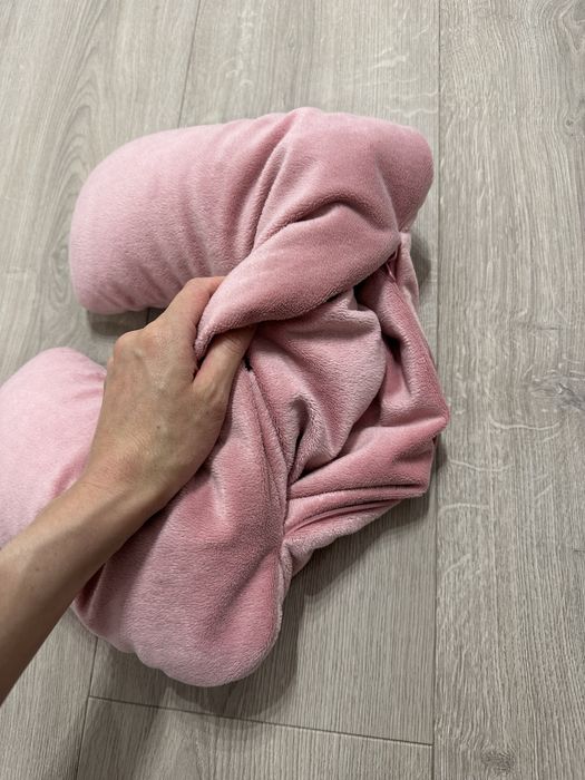 Różowa poduszka podróżna rogal 2w1