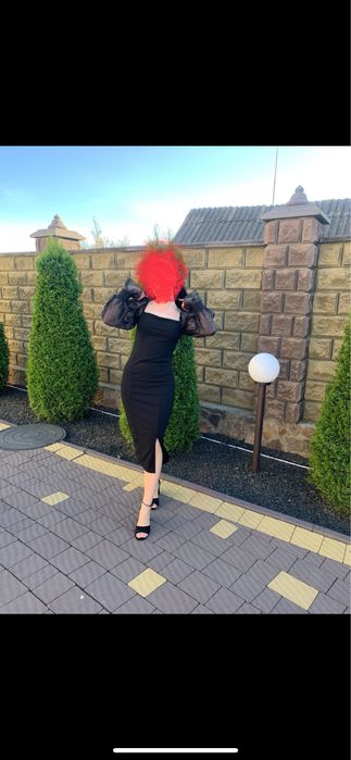 Чорна силуетна сукня