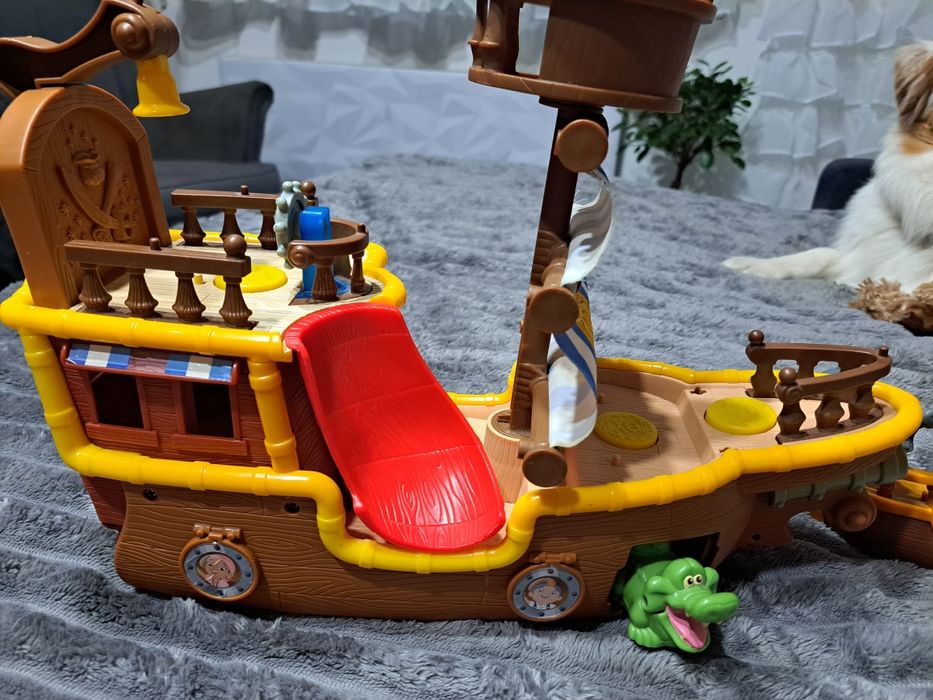 Jake i Piraci Łajbek Gadajacy Statek 42 cm