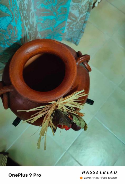 Jarro com base em ferro com 70cm de altura em excelente estado