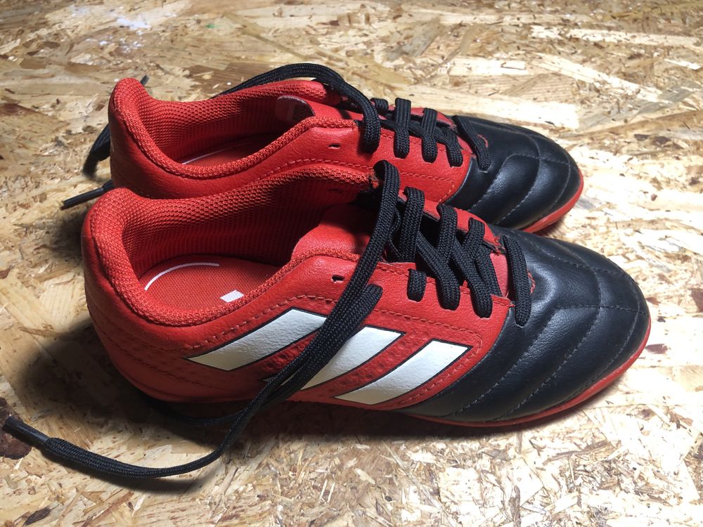 Chuteiras futsal vermelhas Adidas criança