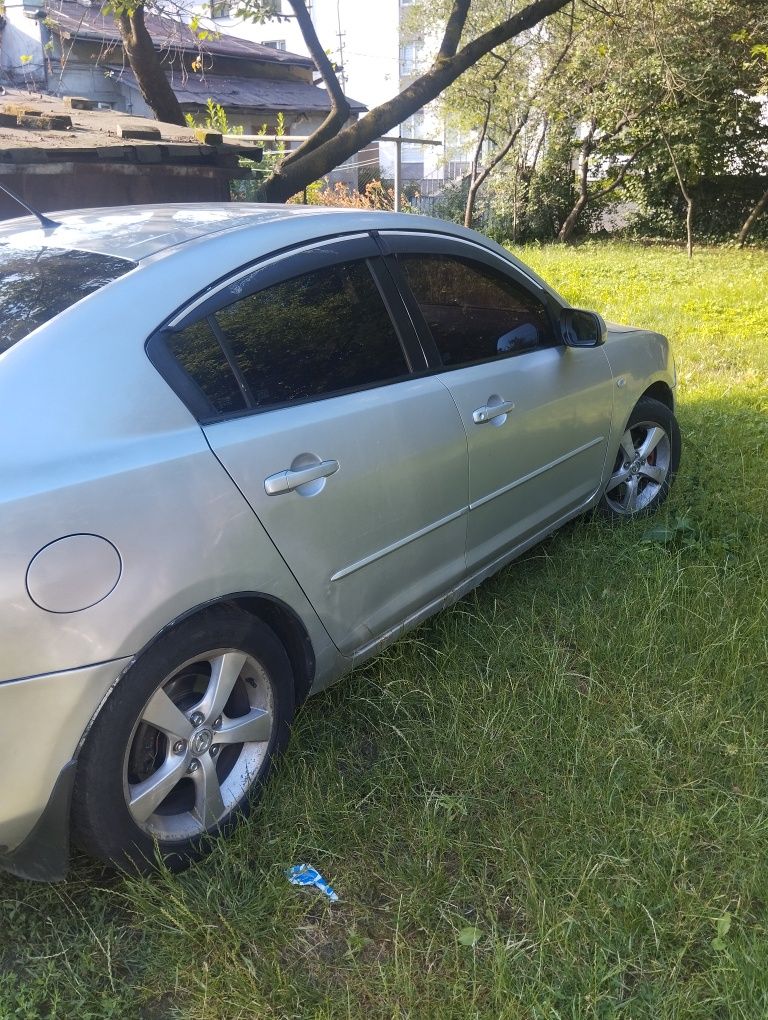 Мазда 3 2004 року