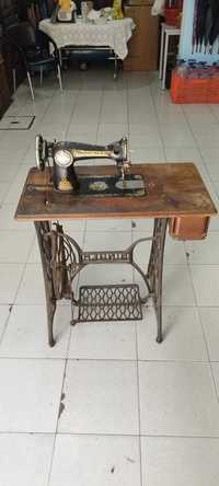 Máquina de costura Singer com 100 anos