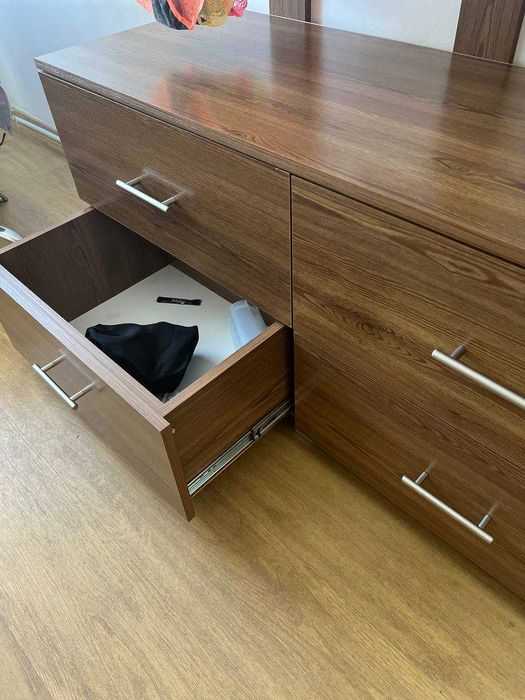 Комод для дому або вітрина для магазину