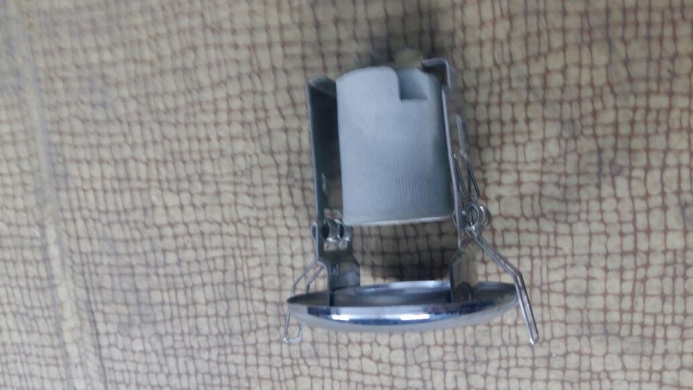 Продам потолочные светильники