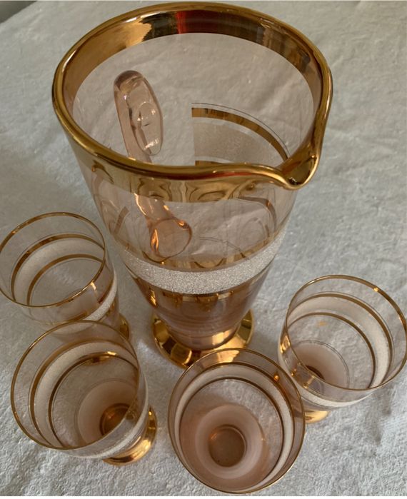 Кувшин  и  4 стакана. Богемское стекло