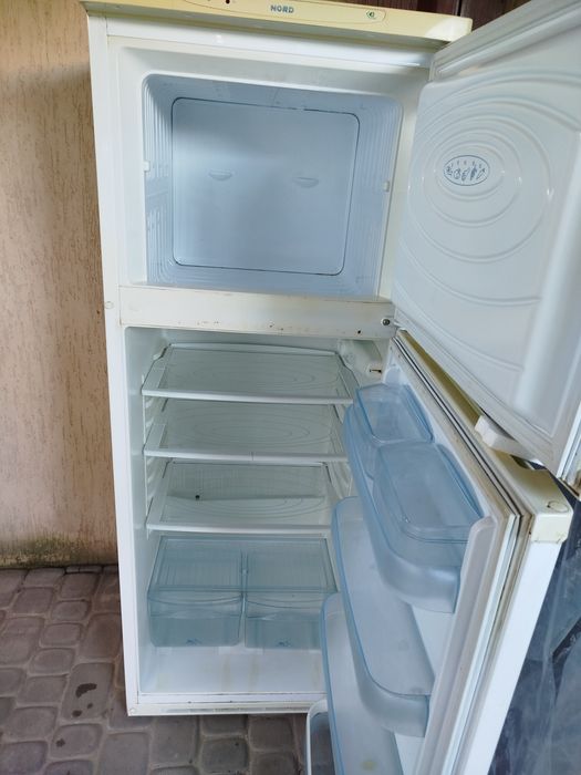 Продам холодильник NORD  з морозильною камерою.Висота 160 см