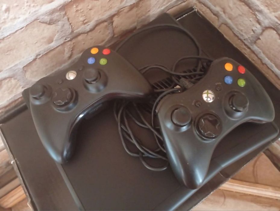 продам Xbox 360 два джойстики та диски