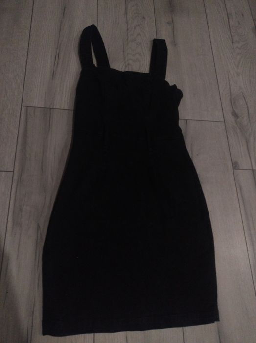 Jeansowa sukienka czarna klasyczna mini midi dopasowana na ramiączkach