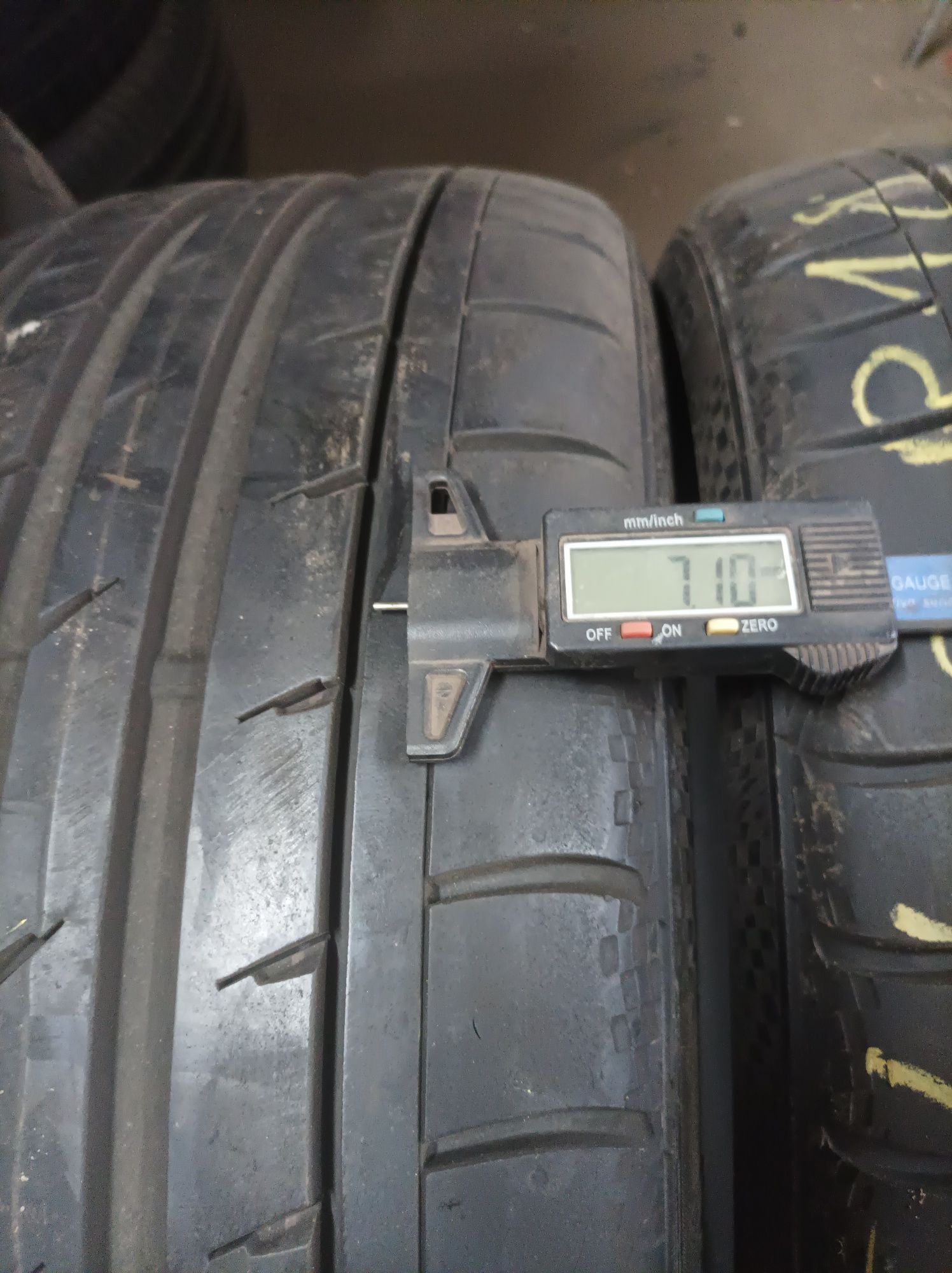 235/40 R18 Continental