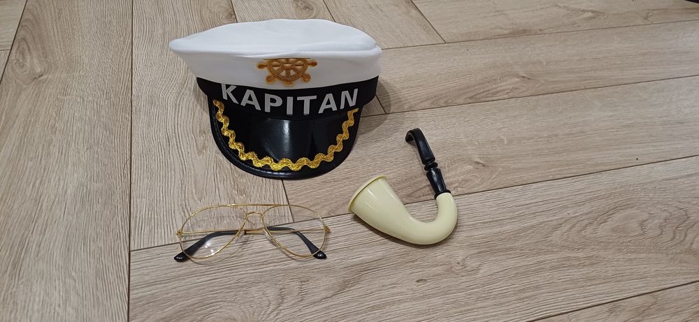 Czapka kapitana z okularami i fajķą