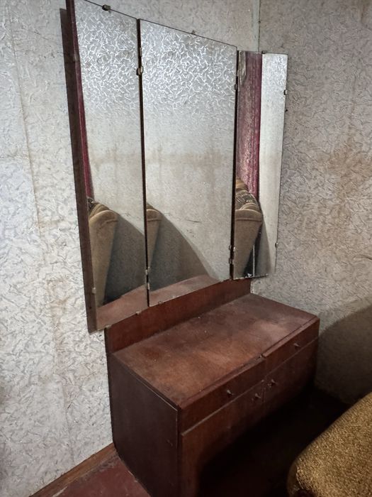 Трюмо з дзеркалом