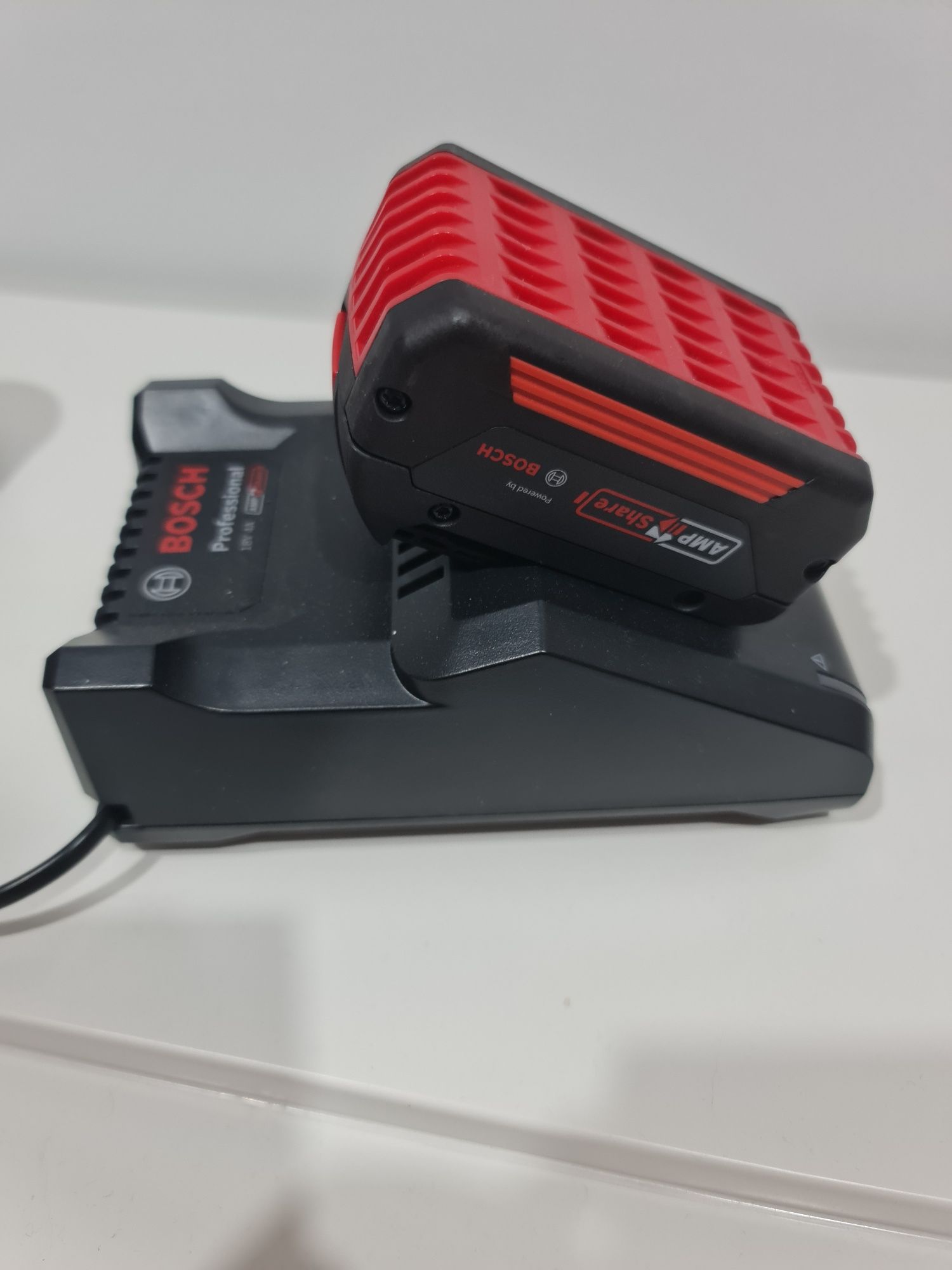 Bateria e Carregador Bosch Profissional 4.0A