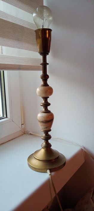 Lampa stojąca          .