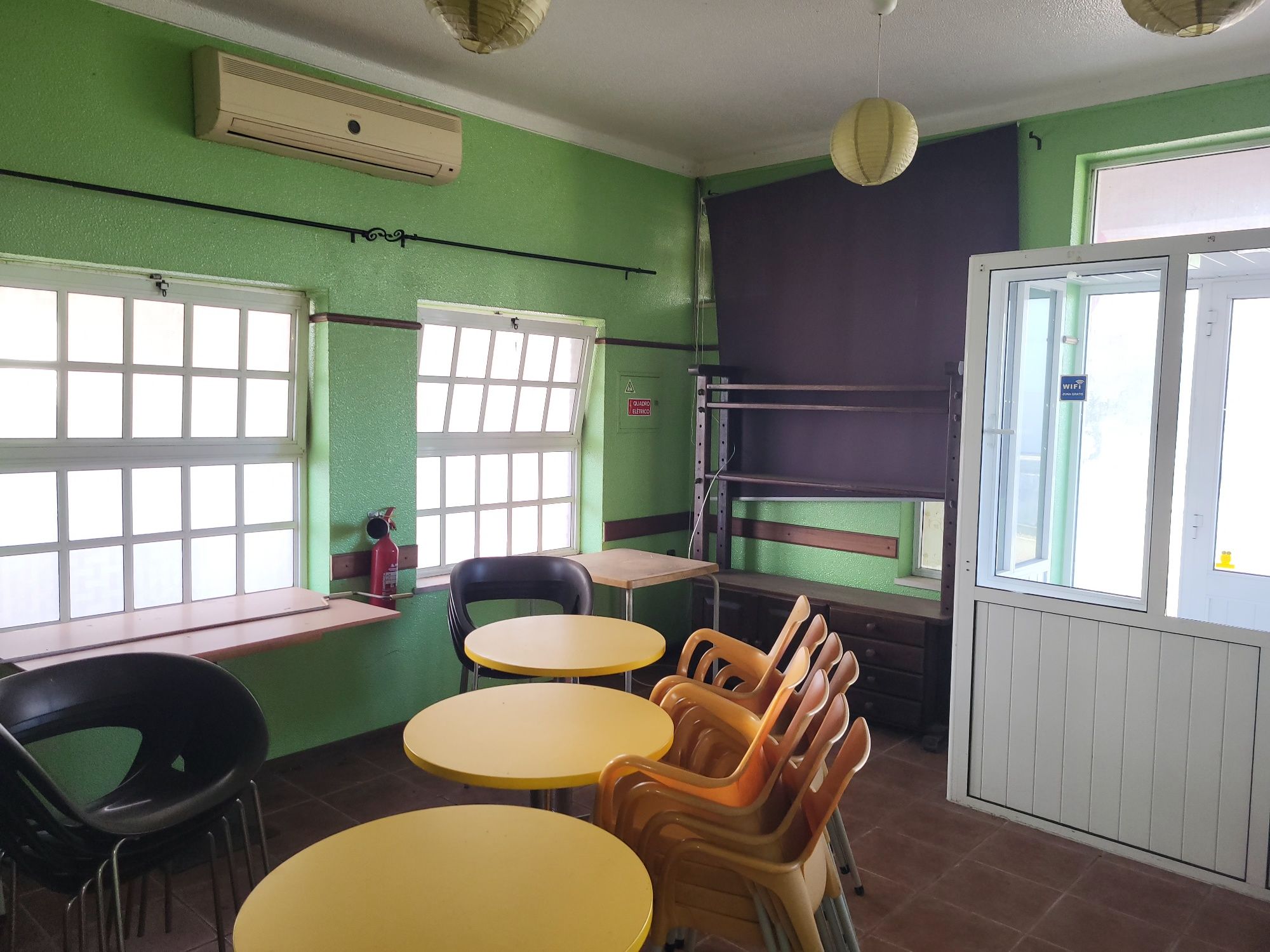 Móveis de café em bom estado