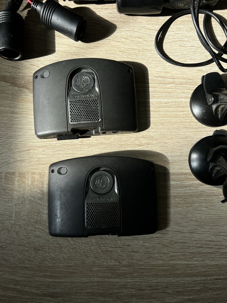 2 gps tom tom para camionista com cartoes de memoria e mapas ,
