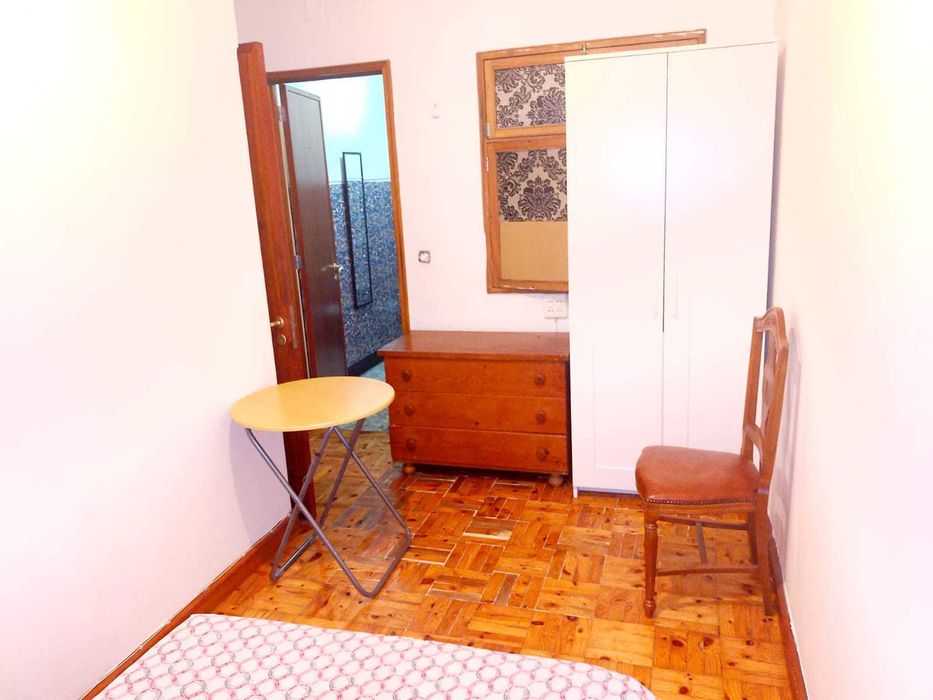 Alugo quarto com casa de banho de serviço