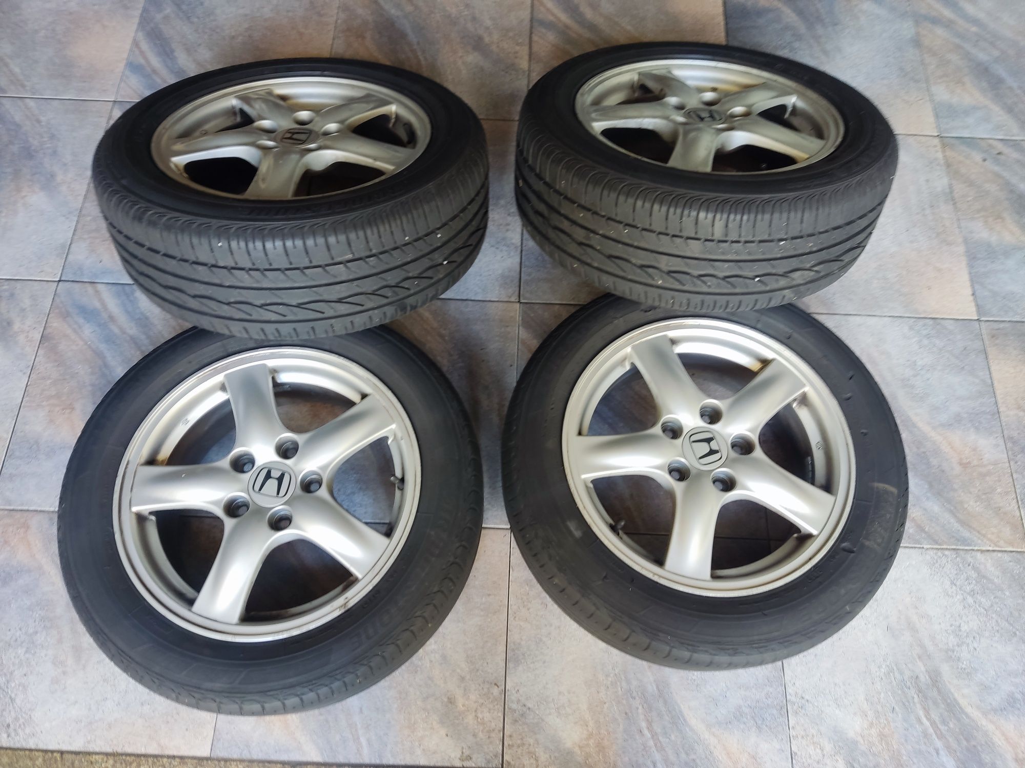 Jantes 16" com pneus Bridgestone Turanza