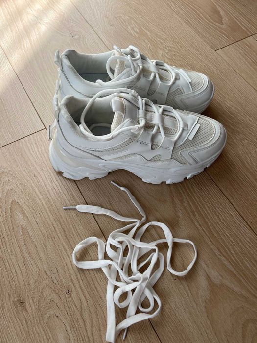 Продам жіночі кросівки розмір 39