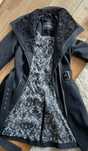 Sobretudo GUESS tamanho S Preto
