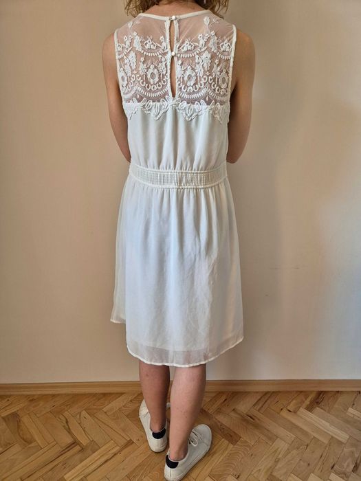 Biała zwiewna letnia sukienka z koronką na plecach Vero Moda rozmiar S