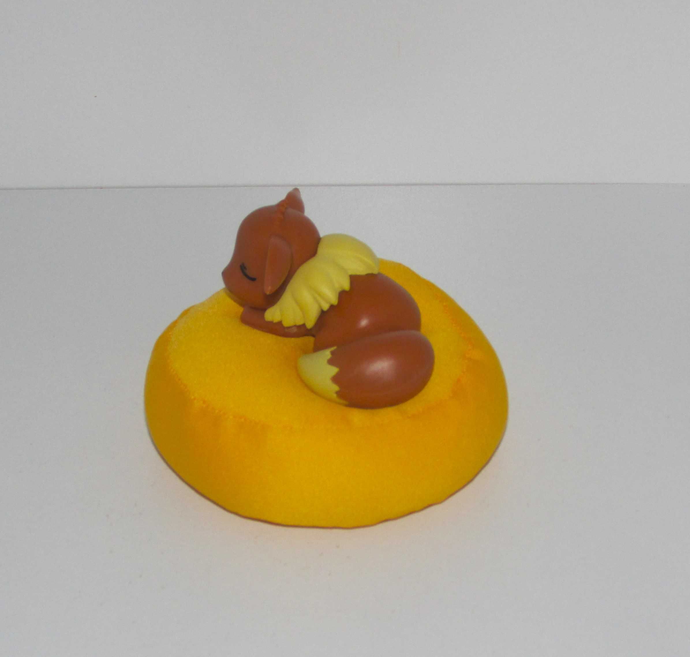 Pokémon Eevee com Almofadinha "Amarelo Mostarda"