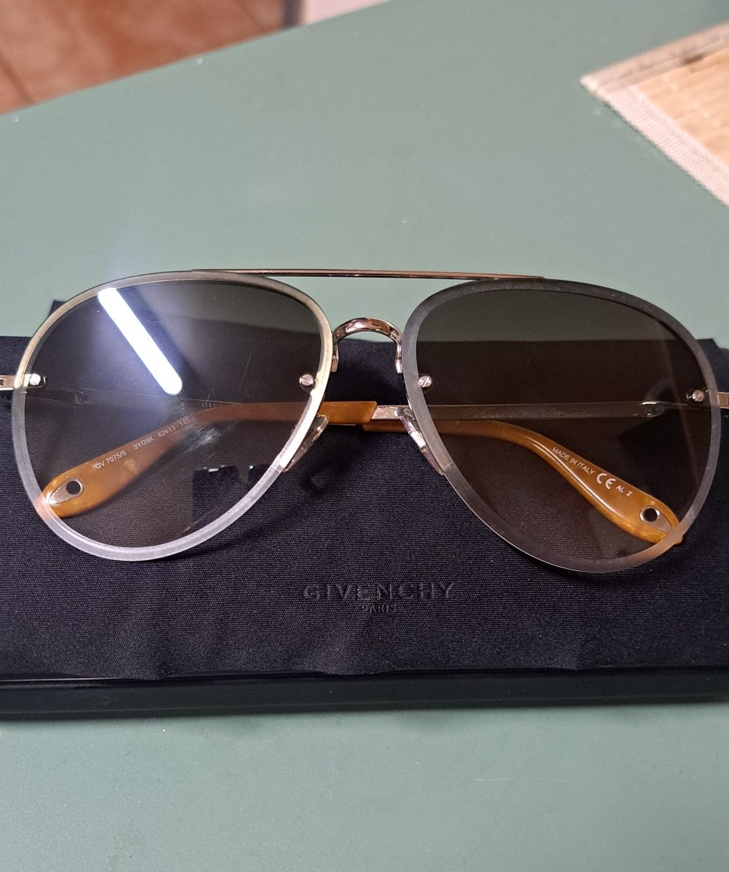 Óculos de sol Givenchy Paris.