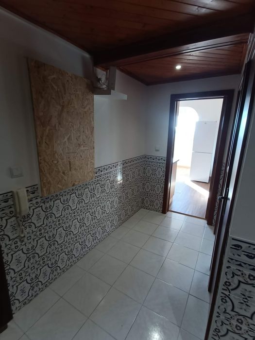 Aluga-se quarto individual