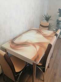Склянний стіл з стільцями