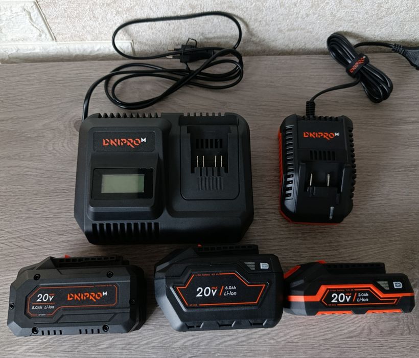 Зарядні пристрої та акамулятори